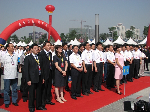 公司董事長薛季民（左起第一位）、副總裁何熙平（左起第三位）參加開幕式