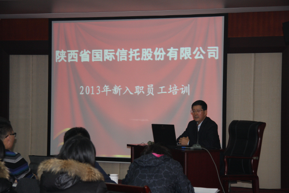 黨委書記、董事長薛季民為新員工授課