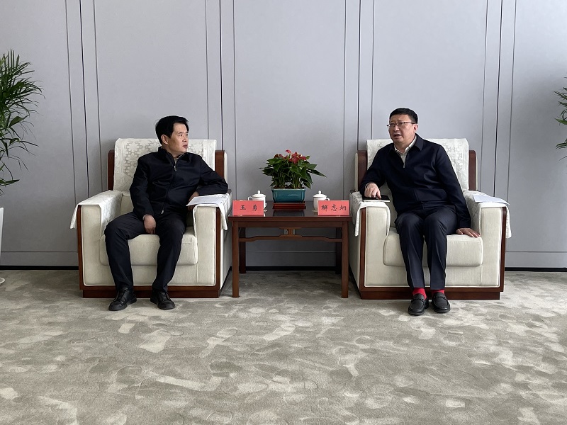 3月19日 公司黨委副書(shū)記、總裁解志炯拜會(huì)寶雞市政府主要領(lǐng)導(dǎo).jpg